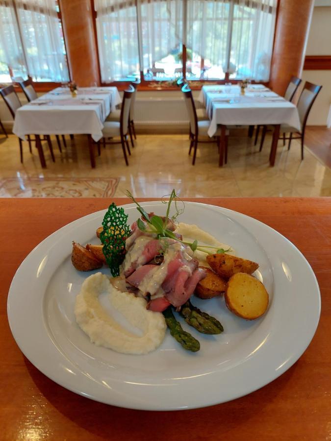 Hotel Alfa Giraltovce Buitenkant foto